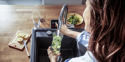 Küchenspühle mit einem Display, ein Smarter Wasserhahn